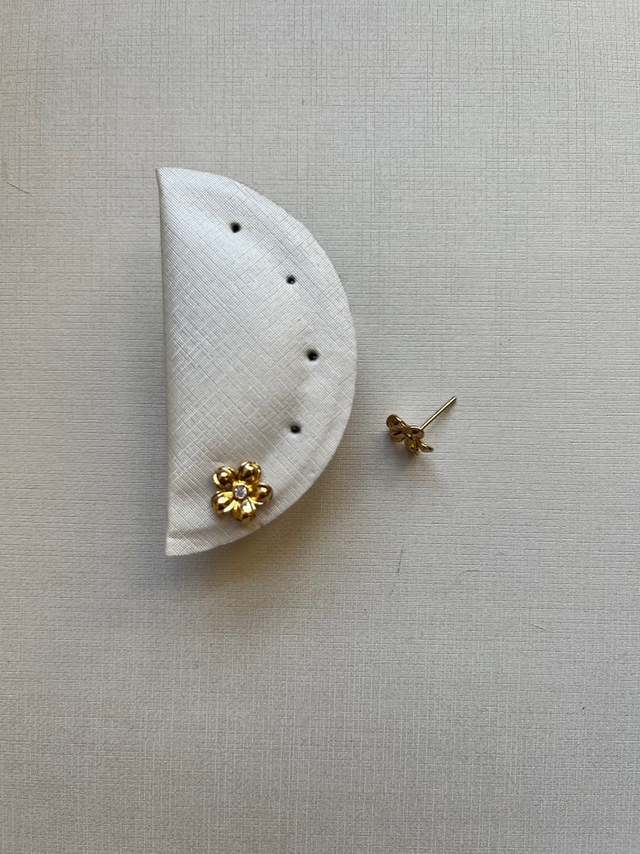 Flor com Ponto Zirconia Banhado Ouro 18k