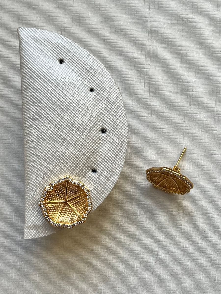 Concha Cravejada com Zircônias Banho de Ouro 18k