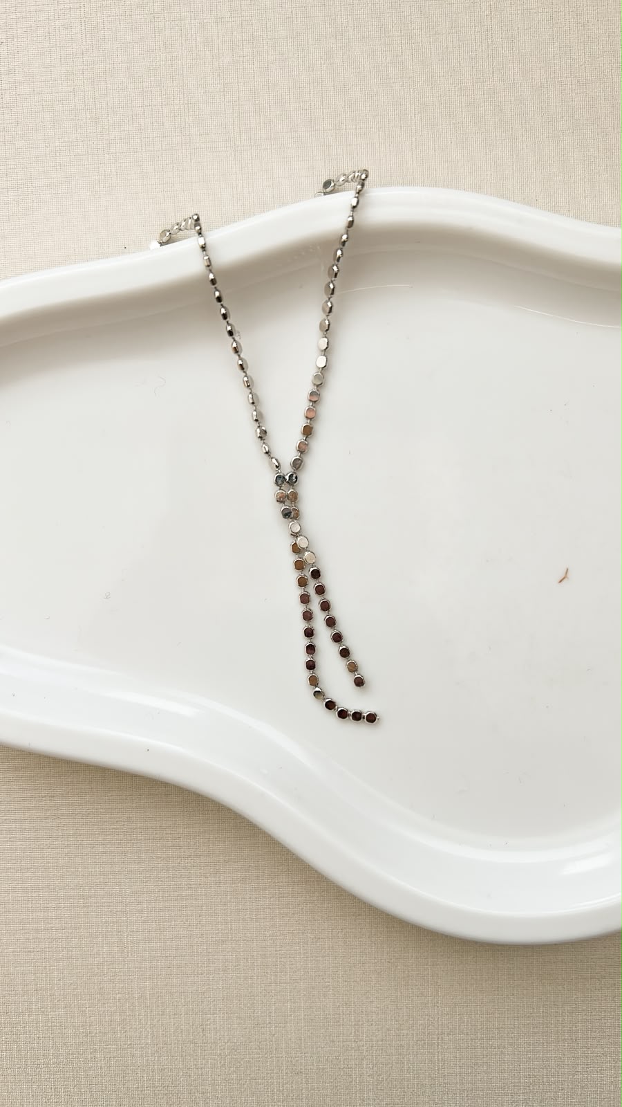 Colar Bolinhas Chapadas Estilo Gravatinha Ródio Branco