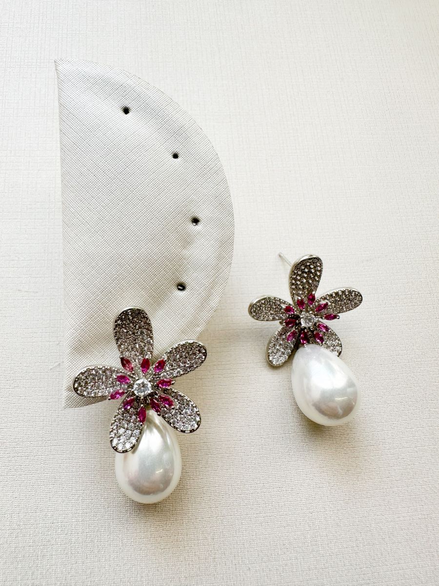 Festa Flor com Pétalas Rosas com Gota de Pérola Banho Ródio Branco