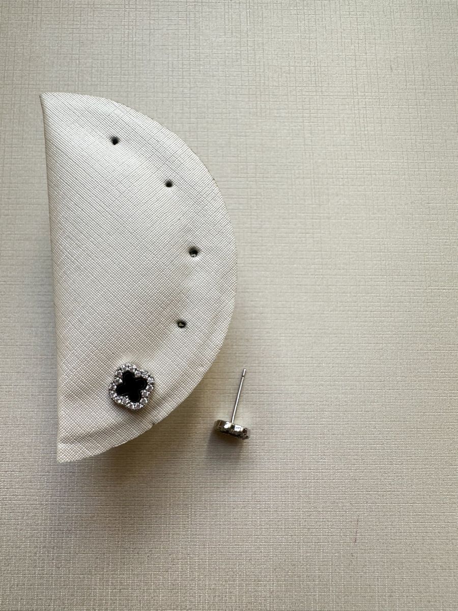 Mini Van Cleef Trevo Negro Ródio Branco