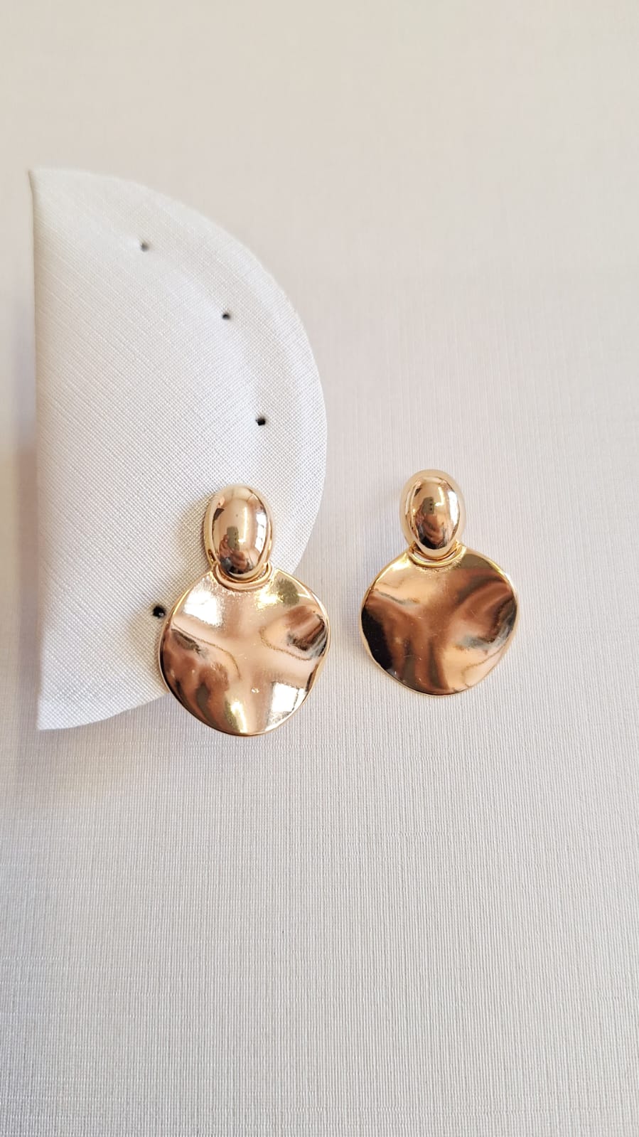 Oval Com Chapa Orgânica Pendurada Ouro 18 k