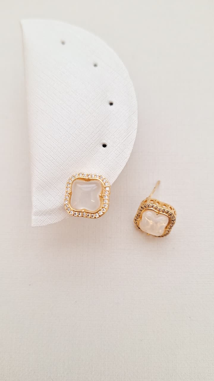Trevo Quadrado Abaulado Cravejado Com Resina Cristal Ouro 18 k
