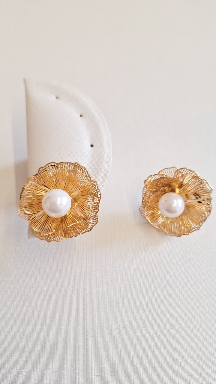 Flor Aramada com Pérola central Ouro 18k