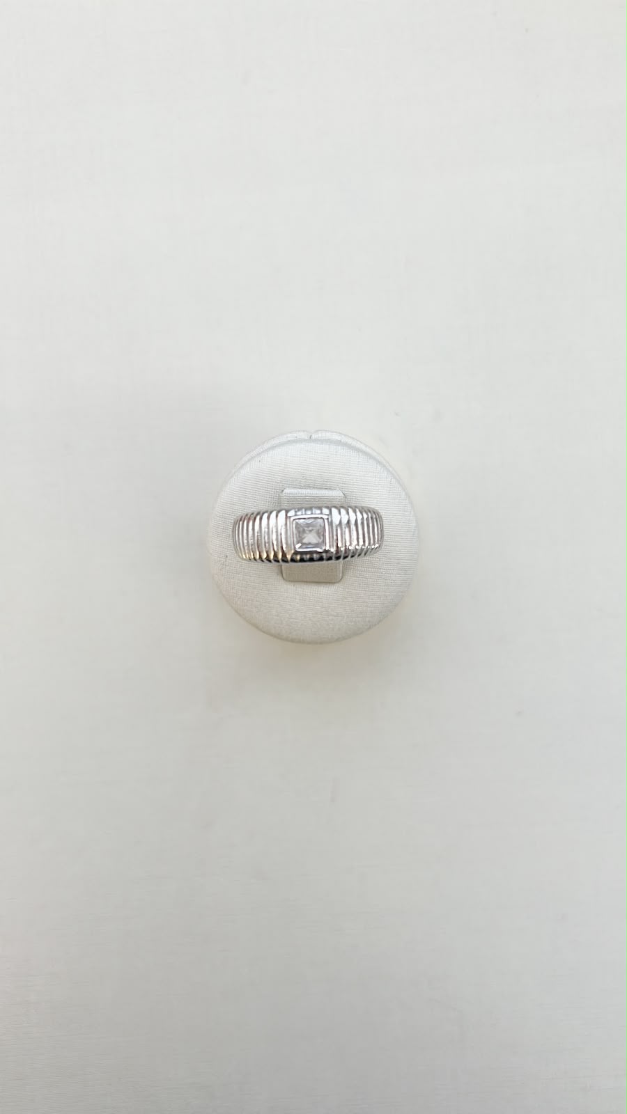 Riscado Com Zircônia Quadrada Central Ródio Branco