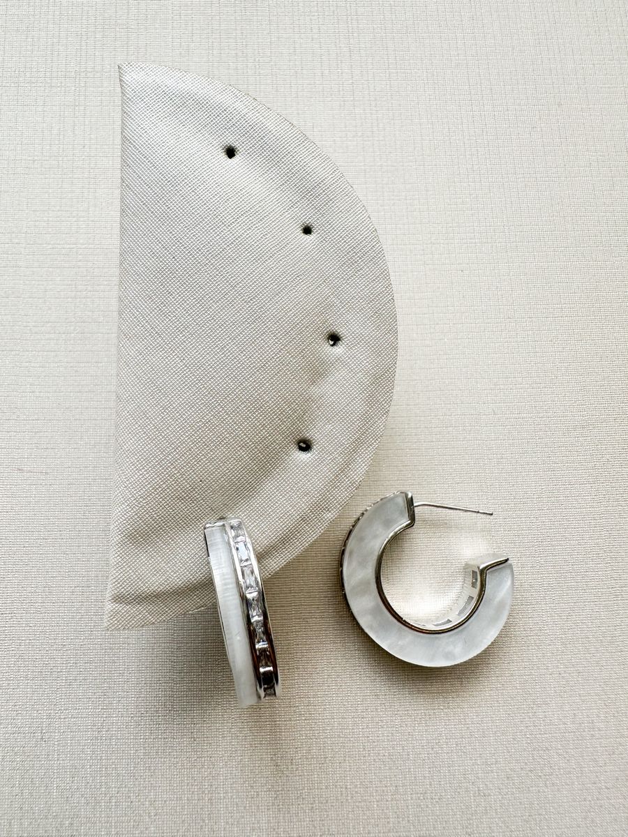 Argola C Baguete de Zirconia e Acrilico Marmore Ródio Branco
