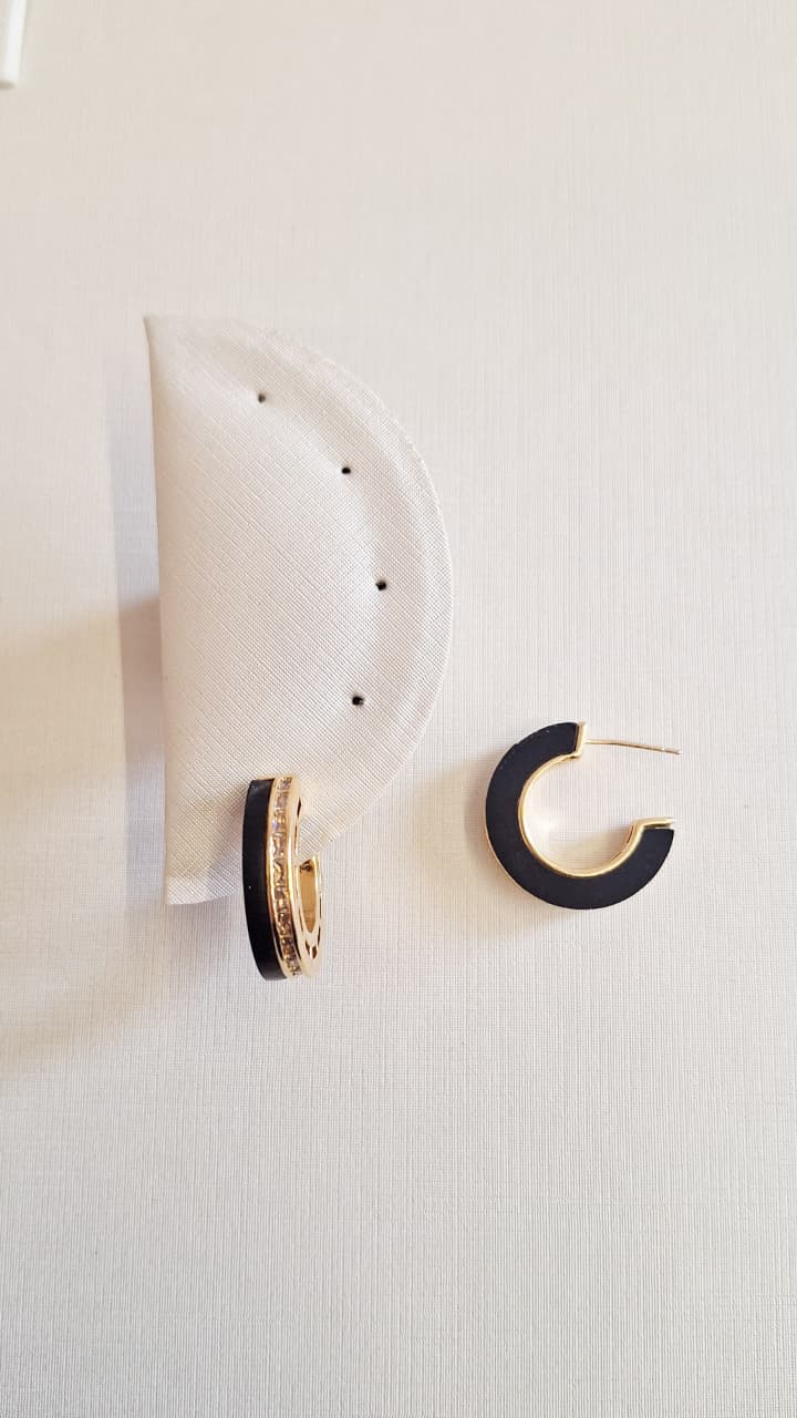 Argola C Baguete de Zirconia e Acrilico Preto Ouro 18 k