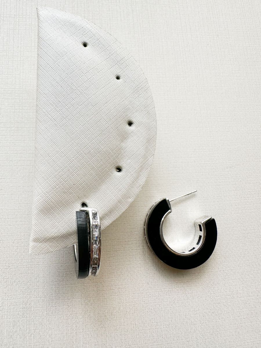 Argola C Baguete de Zirconia e Acrilico Preto Ródio Branco