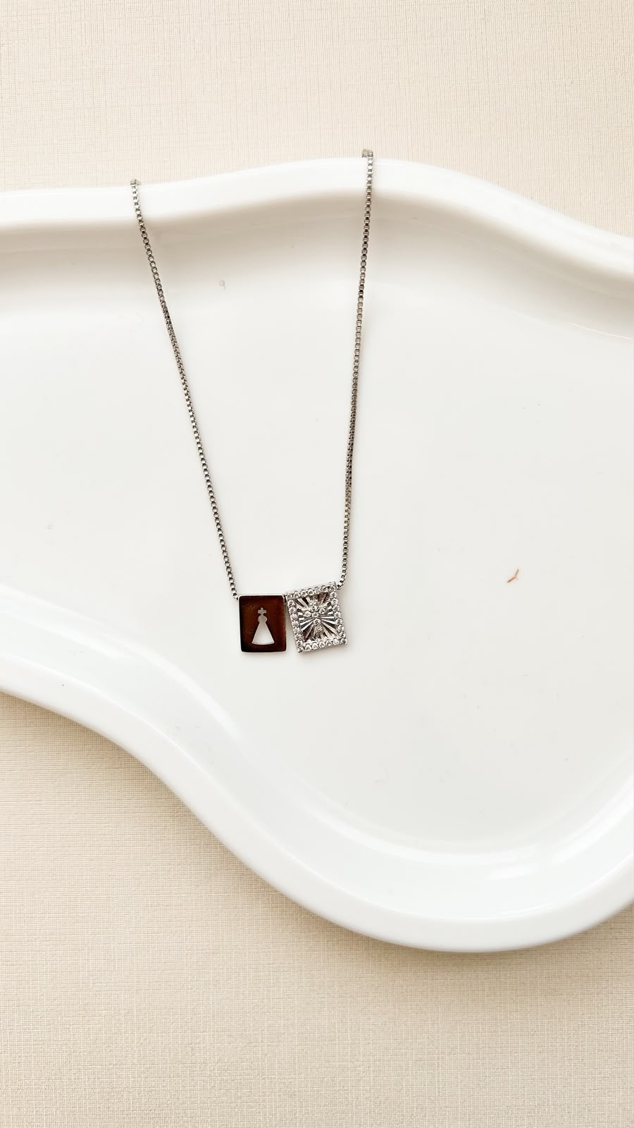 Colar 2 medalhas escapulario Ns Aparecida e Cruz Cravejada  Ródio Branco