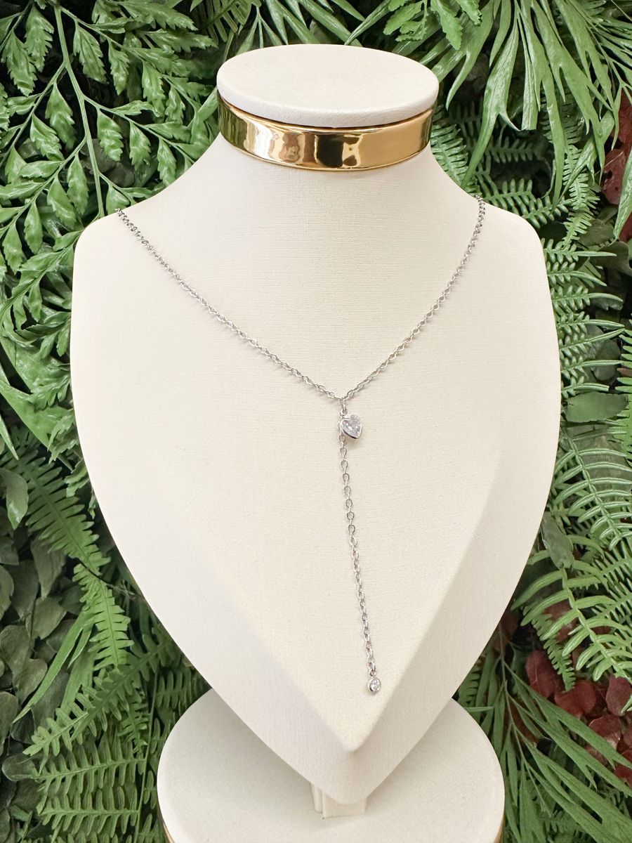 Colar Gravatinha Simples com Coração de Zircônia no centro Ródio Branco