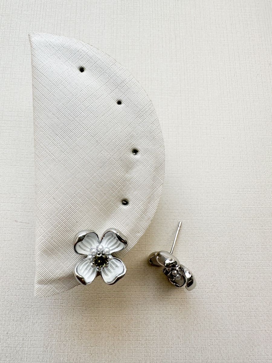 Flor Esmaltada White com Zircônia Central Verde Musgo e Mini Pérolas Shell Pino Prata 925