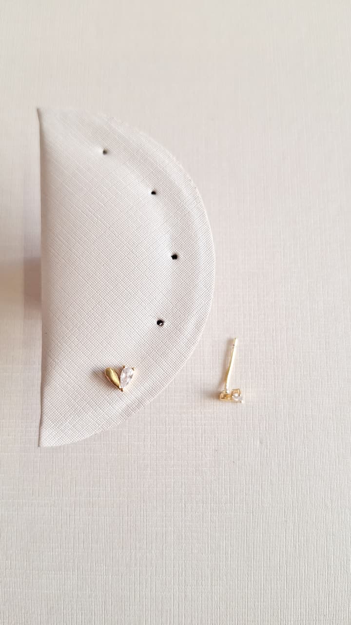 Mini Coração Lado Zircônia Lado Liso 2 Ouro 18 k