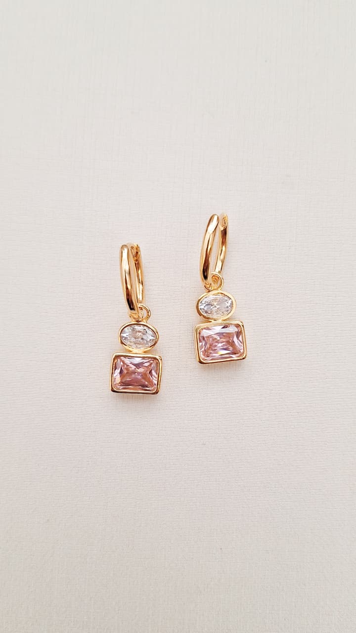 Argola Oval Com Pedra Cristal e Rosa Pendurada  Ouro 18 k