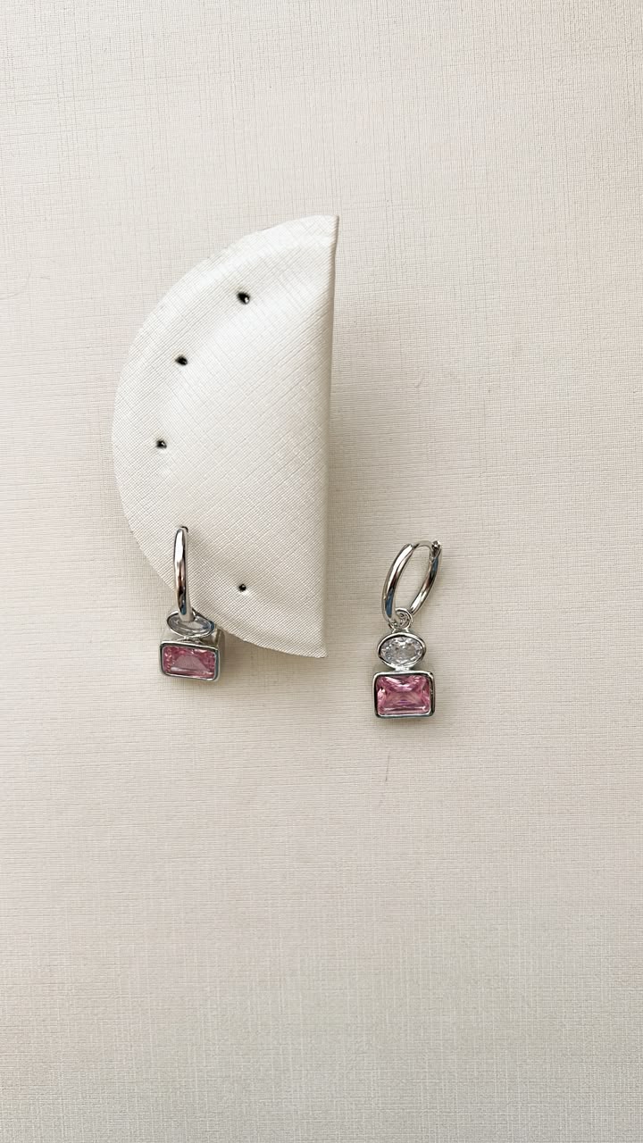 Argola Oval Com Pedra Cristal e Rosa Pendurada  Ródio Branco