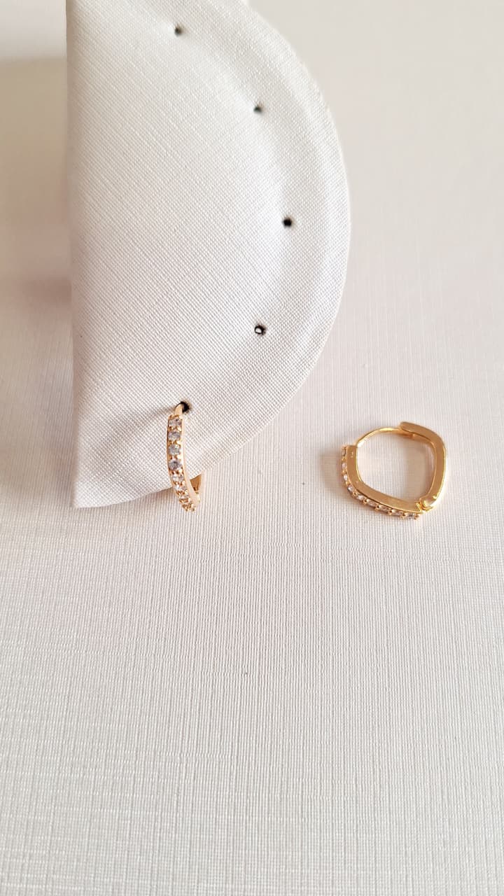 Argola Argola Pentagono cravejada   Ouro 18 k