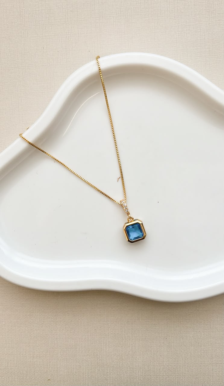 Colar Heptágono Cravejado Com Pedra Azul Petróleo  Ouro 18 k