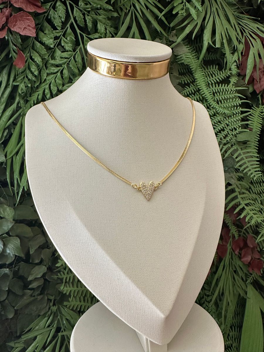 Colar Choker Fita Laminada Coração Esticadinho Cravejado  Ouro 18 k