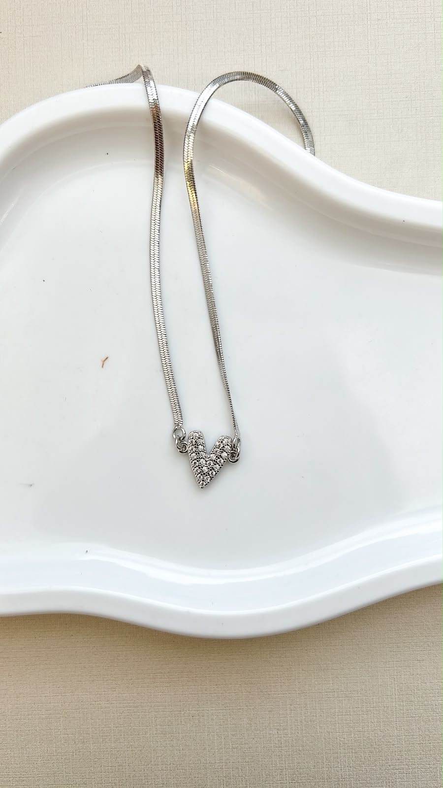 Colar Choker Fita Laminada Coração Esticadinho Cravejado Ródio Branco