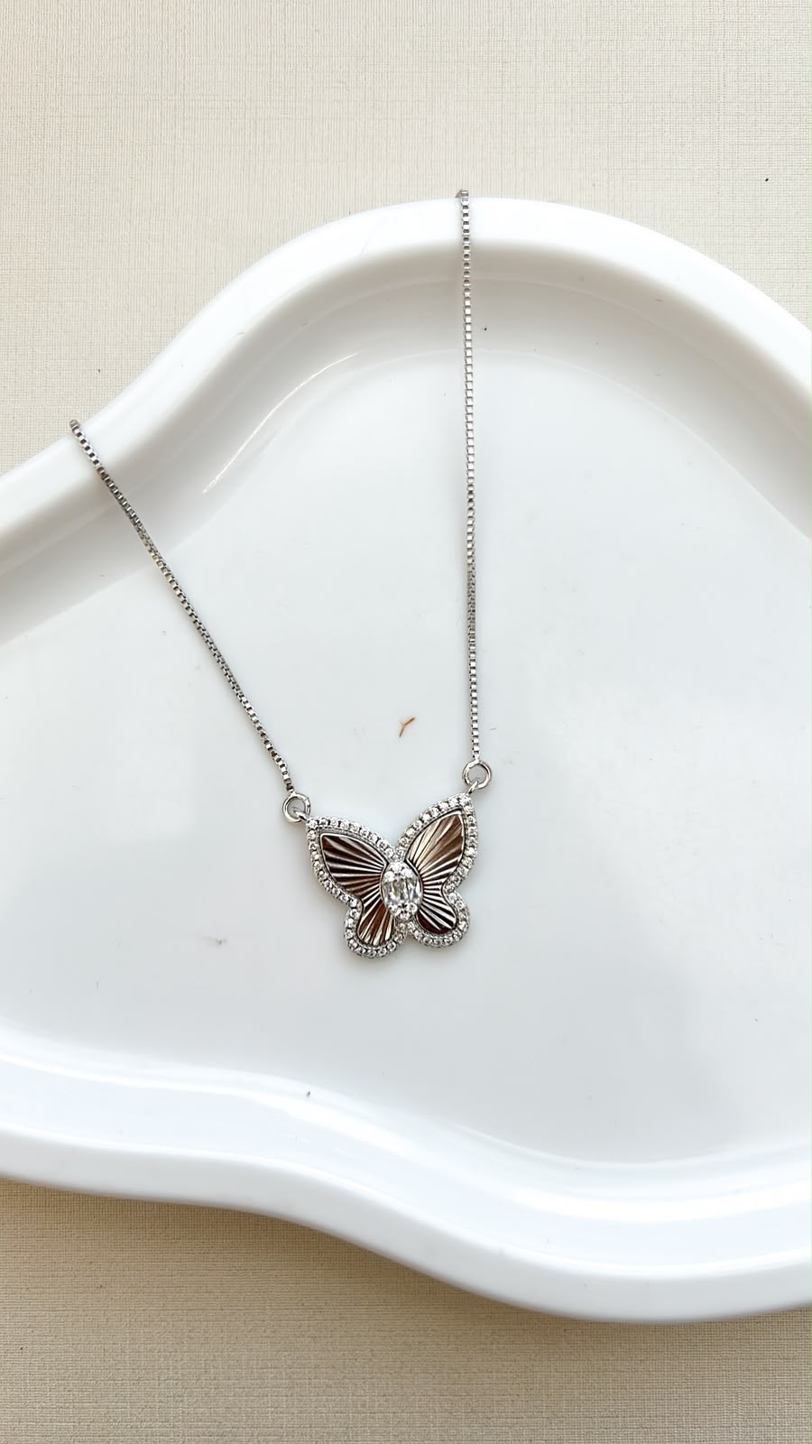 Colar Borboleta Luxo Borda Cravejada Meio Mini Baquete Ródio Branco