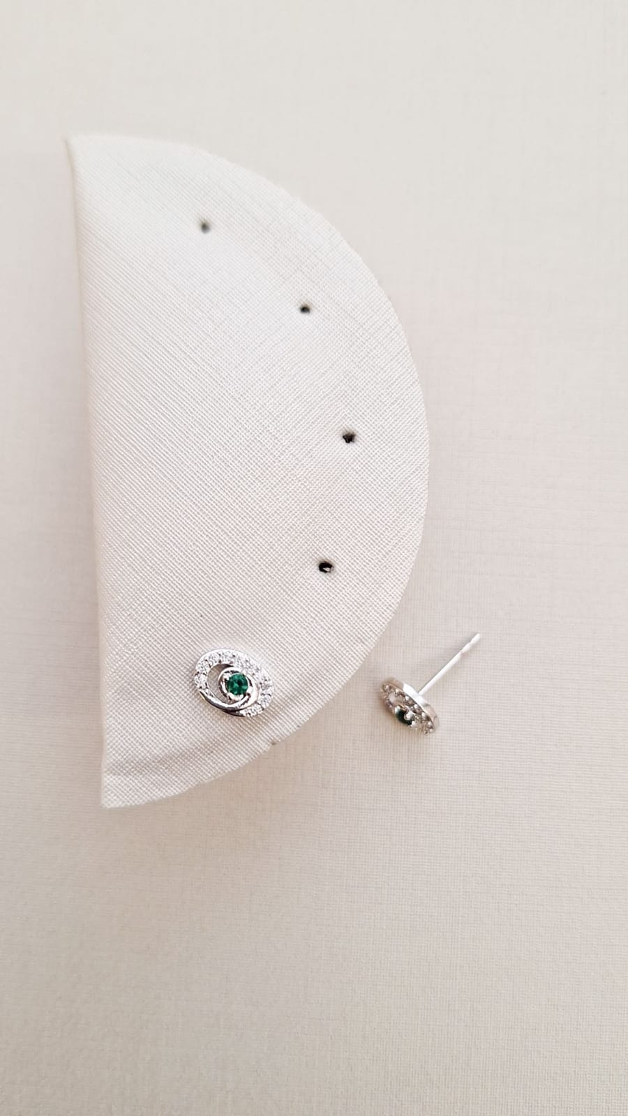 Oval Eye Cravejado com Zircônia Verde Julho Ródio Branco