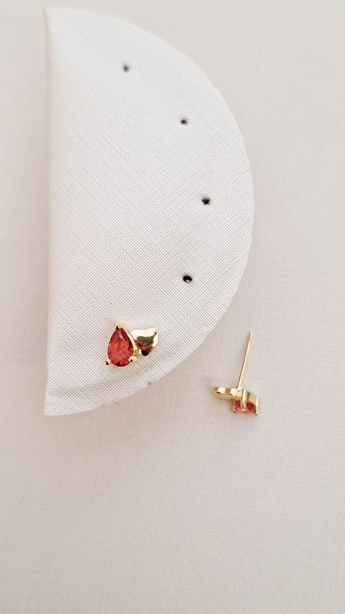 Gota Vidro Rubi Com Coração Liso  Ouro 18 k