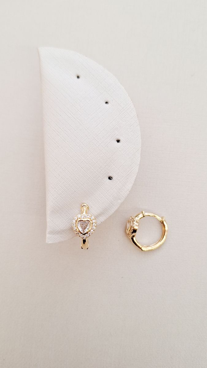 Argola Coração Centro Cristal e Borda Cravejada Ouro 18 k