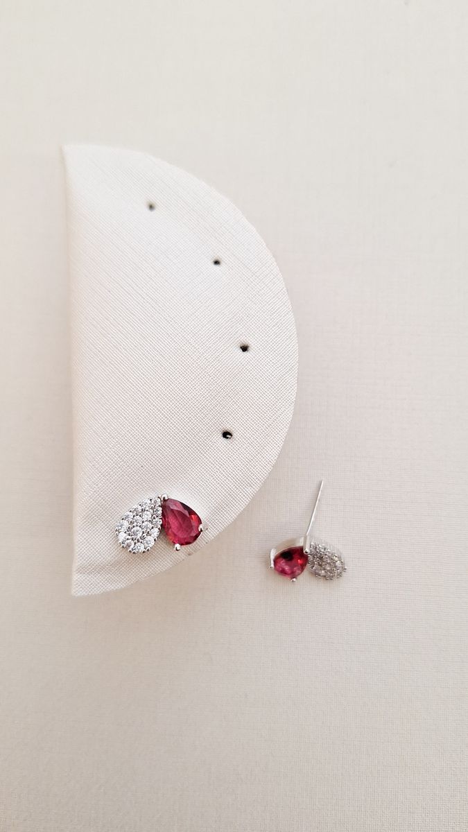 Dupla Gota Com Zirconia E Pedra Rubi  Ródio Branco