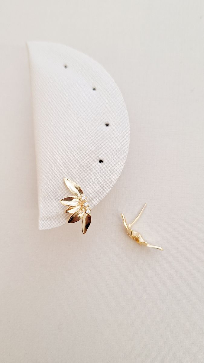 Meia Flor Organica 3 pontos De Zirconia  Ouro 18 k
