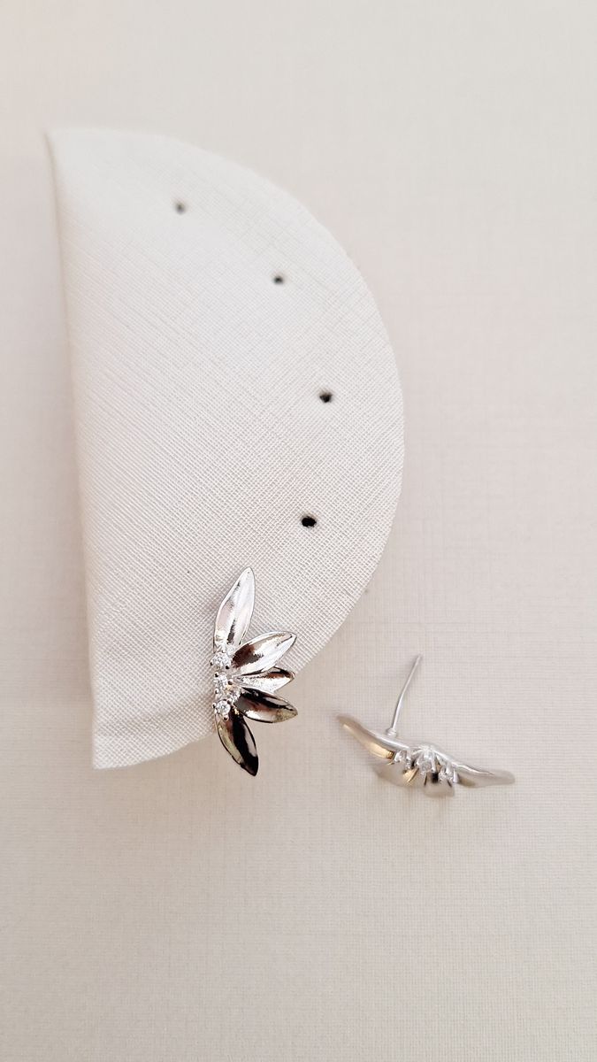 Meia Flor Organica 3 pontos De Zirconia  Ródio Branco