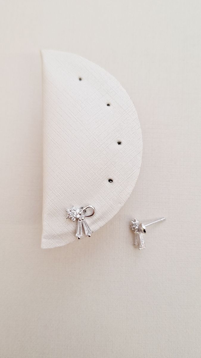 Mini Laço Zirconia e Cravejado  Ródio Branco