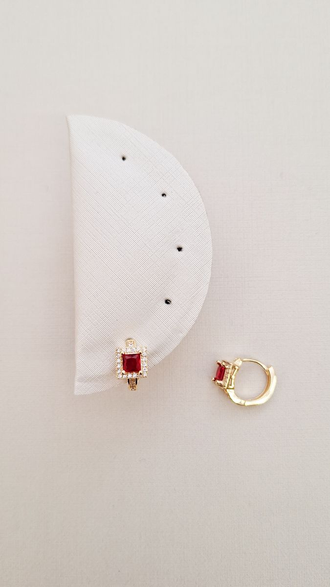 Argola Com Zirconia E Pedra Quadrada Rubi  Ouro 18 k