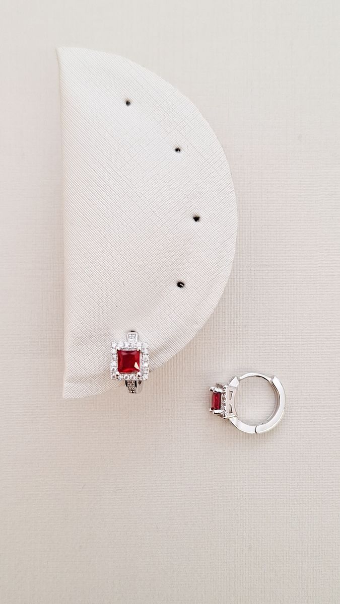 Argola Com Zirconia E Pedra Quadrada Rubi  Ródio Branco
