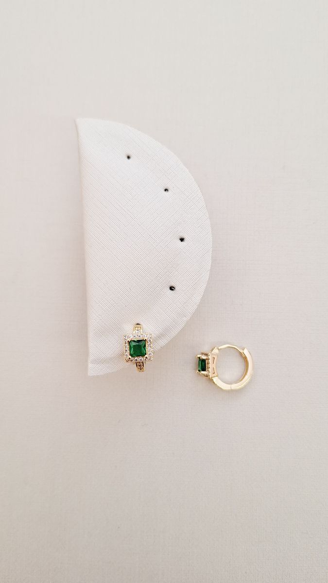Argola Com Zirconia E Pedra Quadrada Esmeralda  Ouro 18 k