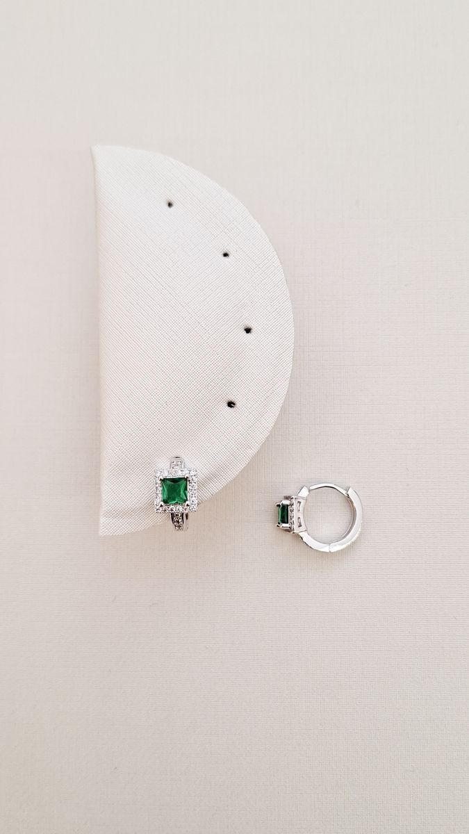 Argola Com Zirconia E Pedra Quadrada Esmeralda  Ródio Branco