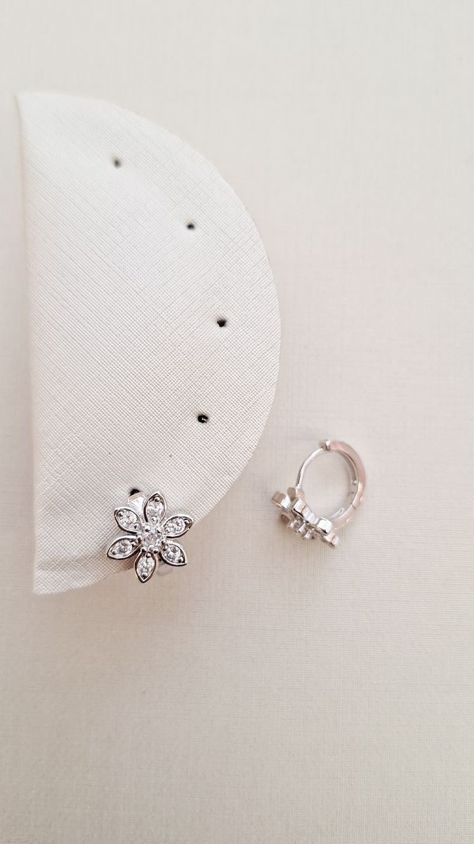 Argola Flor Cravejada Cristal Ródio Branco