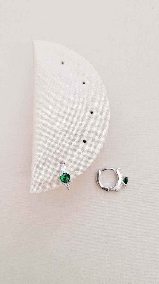 Argola Pedra Central Esmeralda e Baguete Cristal Ródio Branco