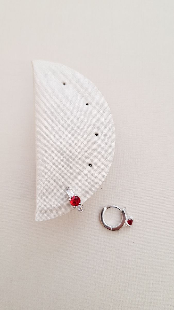 Argola Pedra Central Rubi e Baguete Cristal Ródio Branco