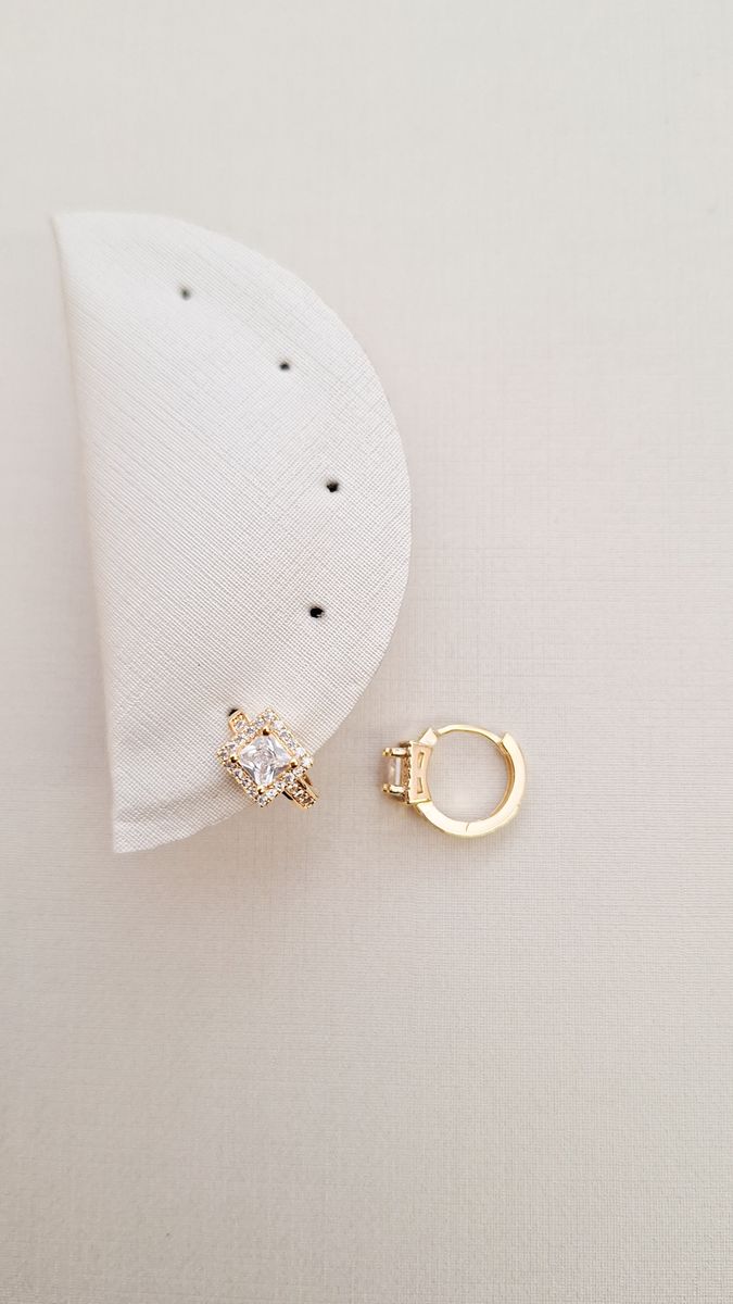Argola Com Zirconia E Pedra Quadrada Cristal  Ouro 18 k