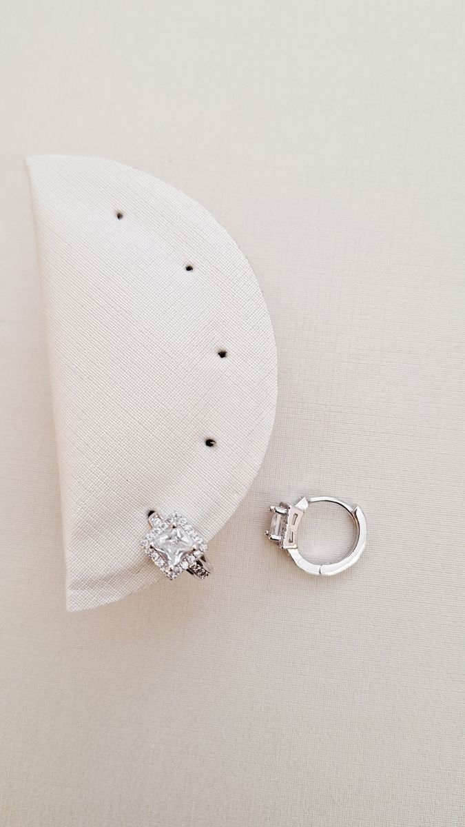 Argola Com Zirconia E Pedra Quadrada Cristal  Ródio Branco