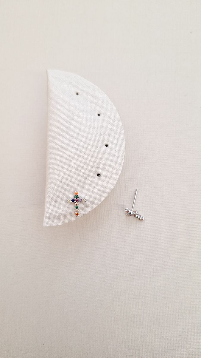 Mini Cruz Cravejada Colorida  Ródio Branco
