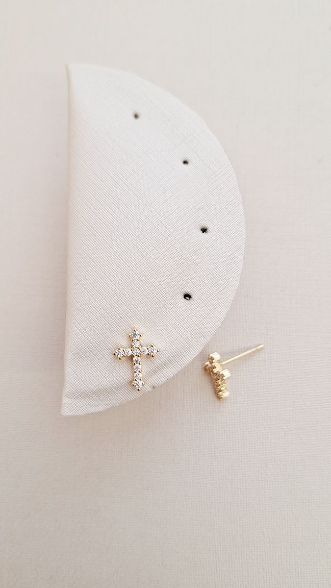 Mini Cruz Seta Com Micro Zirconia Cristal Ouro 18 k