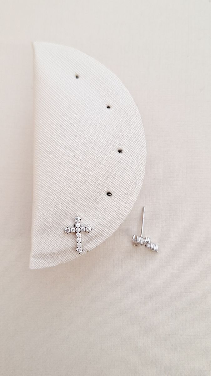 Mini Cruz Seta Com Micro Zirconia Cristal Ródio Branco