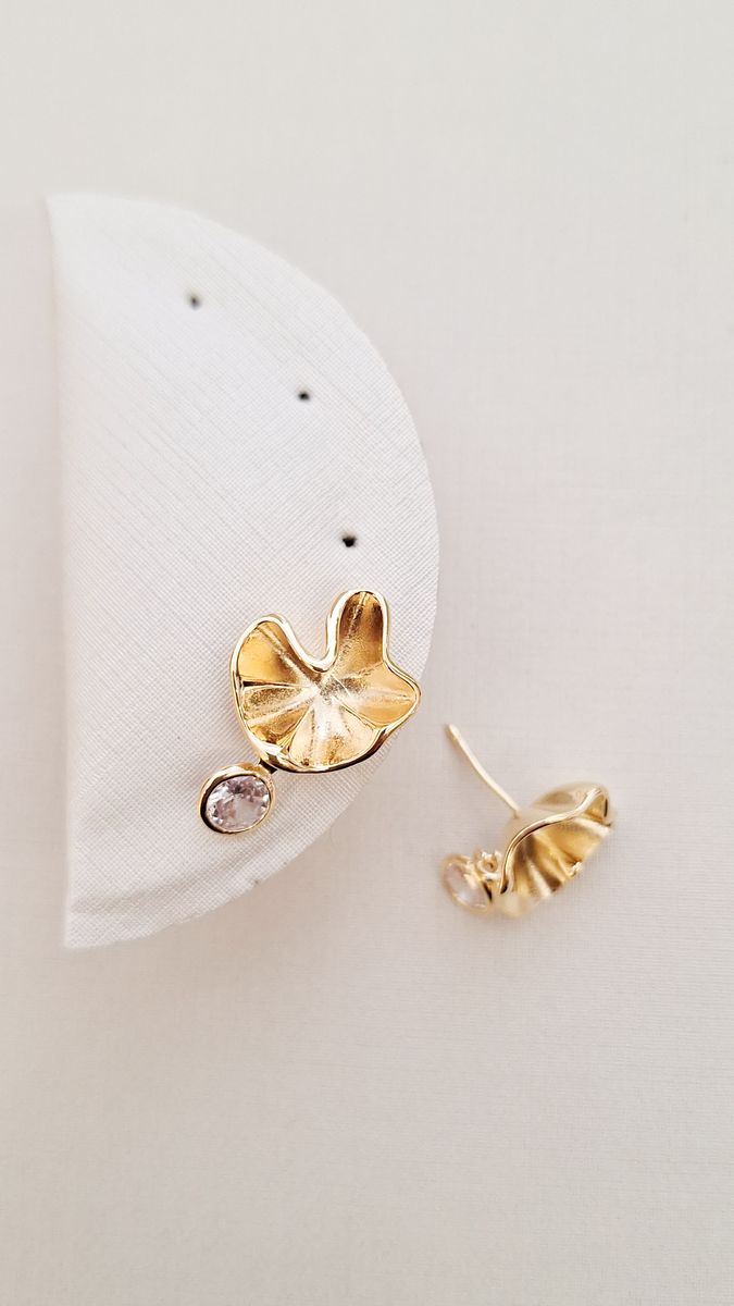 Flor Enrugada Orgânica com Ponto de Zirconia Ouro 18 k