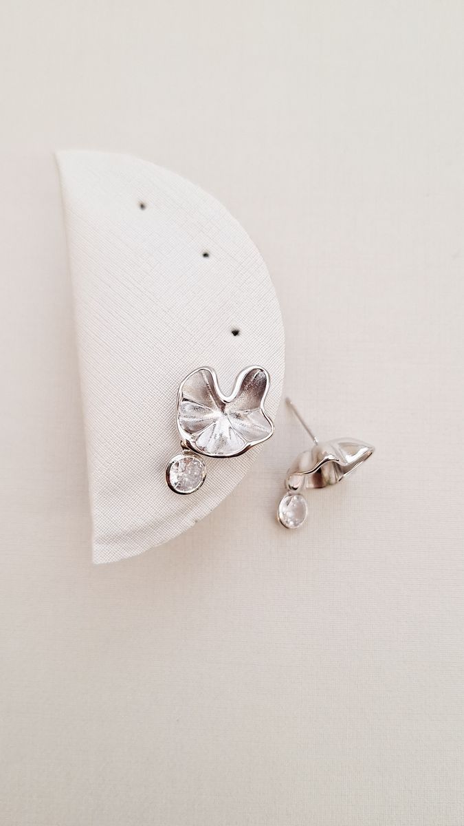 Flor Enrugada Orgânica com Ponto de Zirconia Ródio Branco