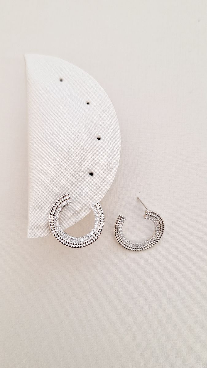 Circulo Meio Aberto Com 1 Linha Zirconia  Ródio Branco