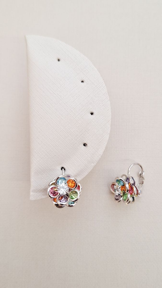 Argola Flor Lótus Pétalas Coloridas Ródio Branco