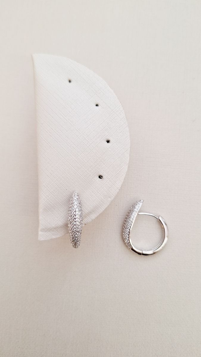 Argola Articulada Frente Cravejada Ródio Branco
