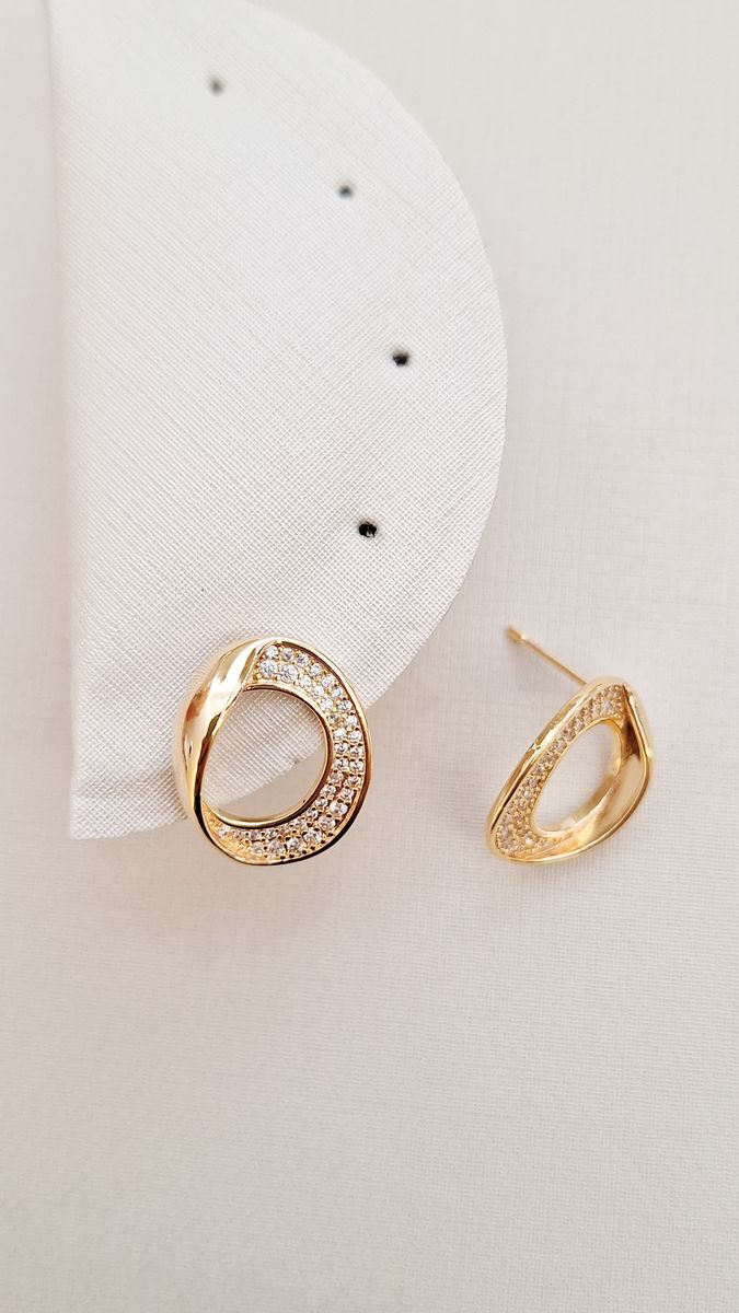 Circular Vazado com Dobra Meia Volta Cravejada  Ouro 18 k