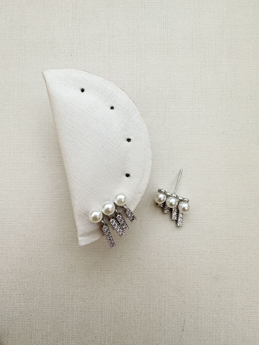 Cascata Com Pérolas e Zircônias  Ródio Branco