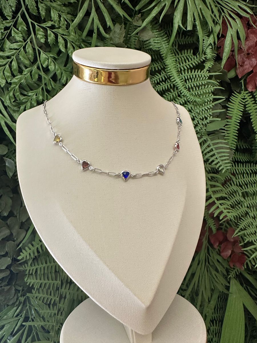 Choker Cartier com Corações Coloridos Ródio Branco